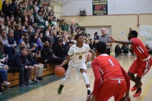 Costa player quickly dribbles down the court in the last quarter, having two Redondo defenders playing high pressure.